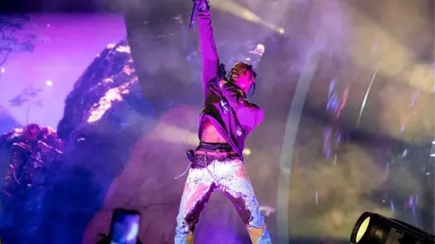 Travis Scott durante un concierto.