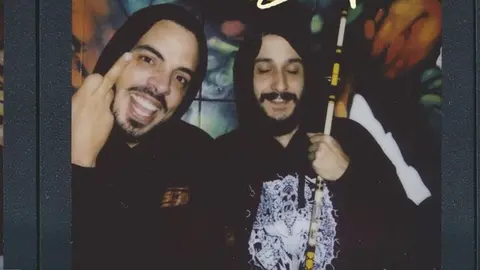 Foyone y Sceno en la portada de Dios Bendiga Este EP