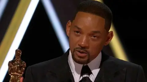 Will Smith recogiendo el Oscar por El m&eacute;todo Williams