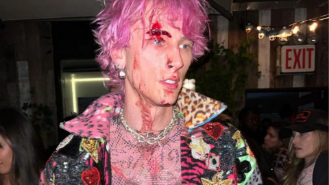 Machine Gun Kelly con la cara llena de sangre