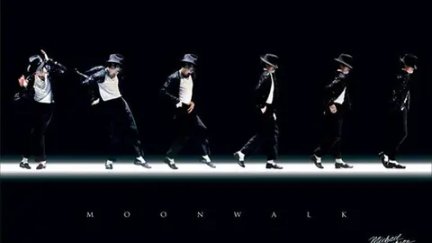 Michael Jackson realizando el moonwalker