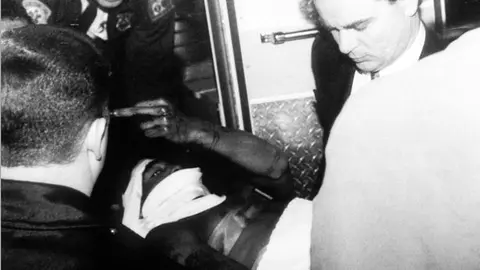 Tupac tiroteado por primera vez