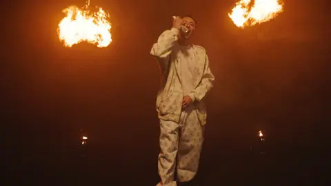 Frantik UnoTres en su videoclip To pagao.