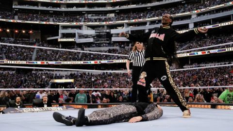 Snoop Dogg en un momento de la lucha en WrestleMania