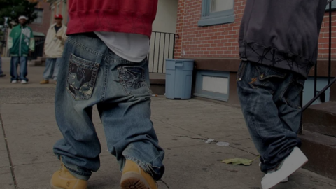 Una breve historia de los pantalones ca&iacute;dos