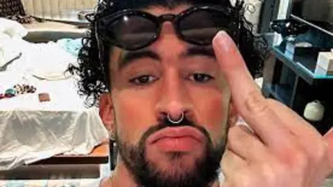 Bad Bunny se enfrenta a sus fans por una canci&oacute;n creada por una IA