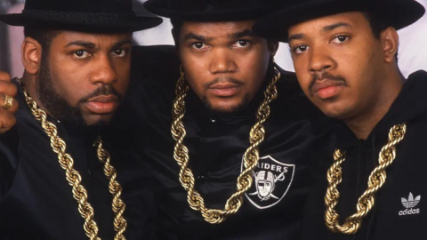 Run DMC posa con sus chains.