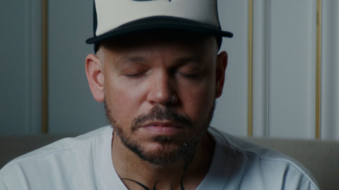 Rene en el videoclip de la Psicologa