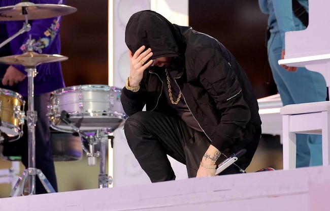 eminem-arrodilla-actuacion-descanso-super-bowl-2022-650x415
