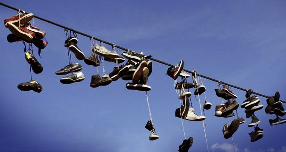 Zapatillas colgadas de los cables eléctricos