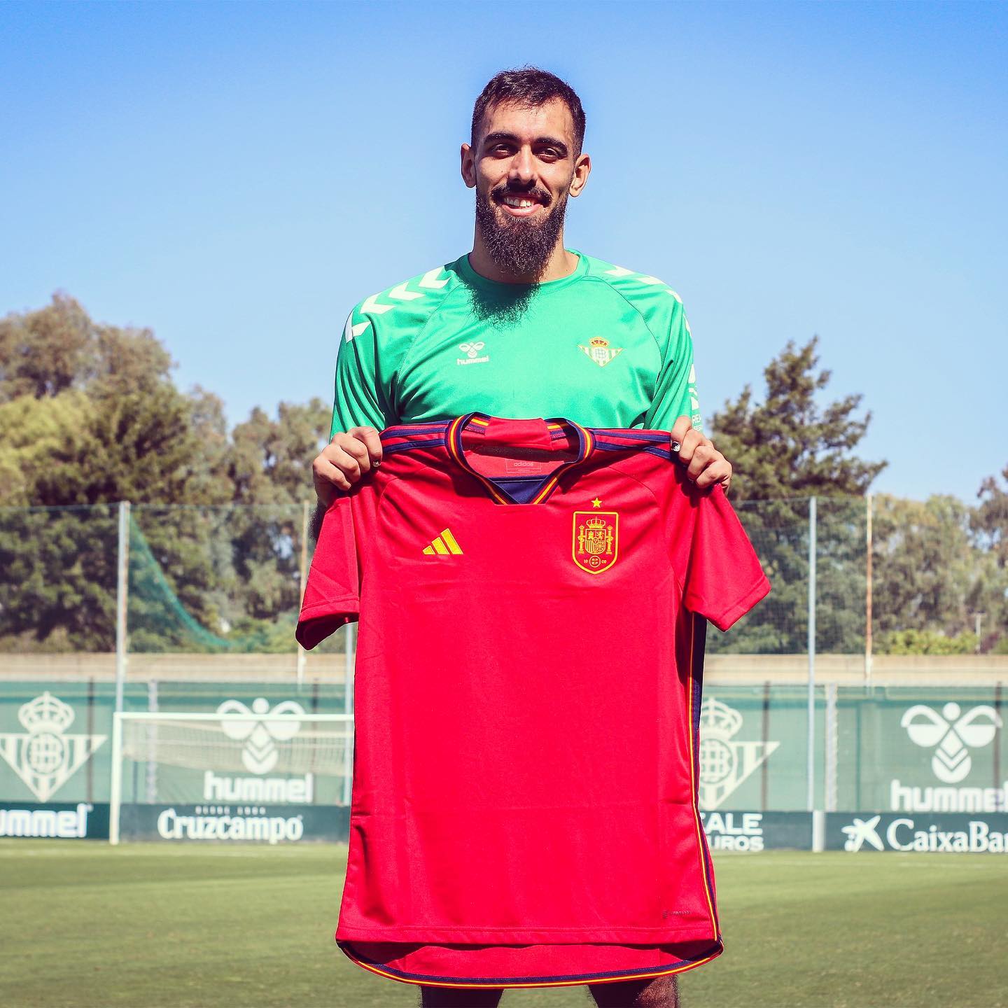 Borja Iglesias posando con la camiseta de la Selección Española de Fútbol