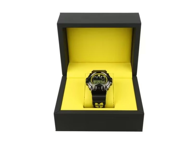 Casio G-Shock GM6900WTC22-9 en su caja.