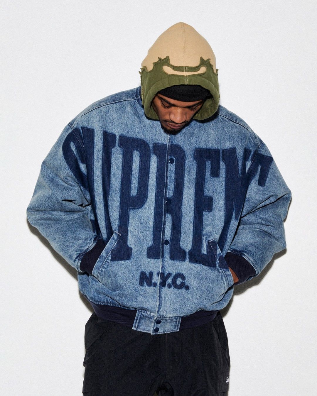 Modelo Supreme — foto vía Supreme