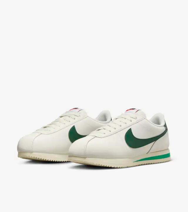 Vista lateral Nike Cortez "Gorge Green y Malachite"- Imagen vía Nike