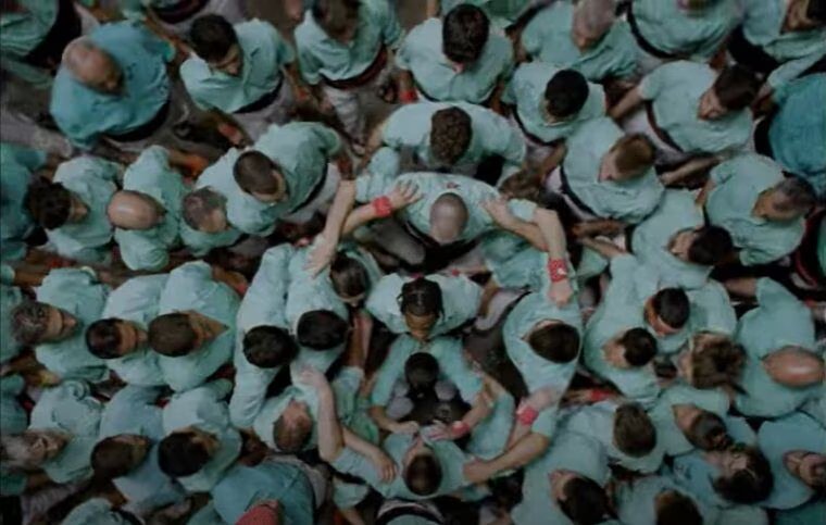 El rapero Travis Scott rodeado por los castellers de Vilafranca