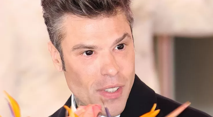 Aspecto de Fedez durante el paseo de artista en San Remo 2025